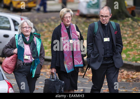 Il generale anglicano Sinodo, Church House, Londra, Inghilterra, Regno Unito. 17 Novembre, 2014. Immagine mostra (sinistra) Rev Canon Hazel Whitehead e (a destra) Canon rettore di Guildford Santa Trinità arrivando alla Chiesa Casa, ubicazione del Sinodo generale oggi è previsto per approvare una legislazione che consenta la donna ad essere nominato e scelto per gli alti posti nella Chiesa Anglicana.La mossa che arriva venti anni dopo la prima donna sacerdoti sono stati ordinati potrebbe vedere la prima donna vescovo nominato il prossimo anno. Credito: Jeff Gilbert/Alamy Live News Foto Stock