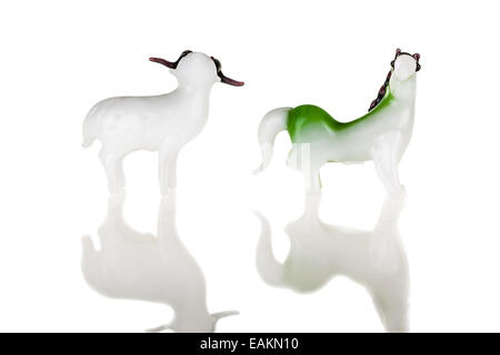 Piccole sculture in vetro che rappresentano i cinesi segni zodiacali isolate su un puro sfondo bianco Foto Stock