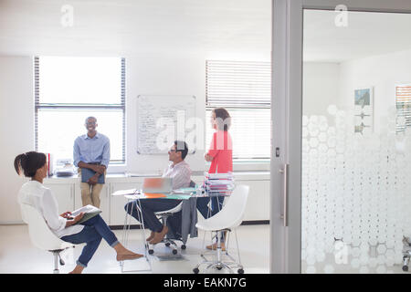 La gente di affari lavoro in ufficio Foto Stock