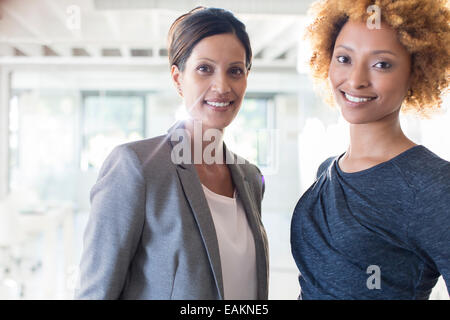 Ritratto di due imprenditrici sorridente in ufficio Foto Stock