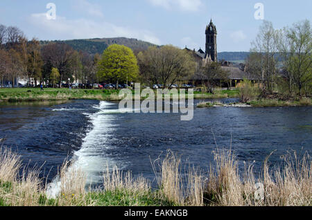 Weir (a basso livello) a cascata sul fiume Tweed a Peebles in Scottish Borders. Foto Stock