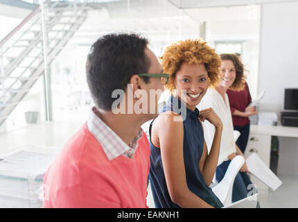Gruppo di business sorridente persone aventi una riunione in ufficio Foto Stock