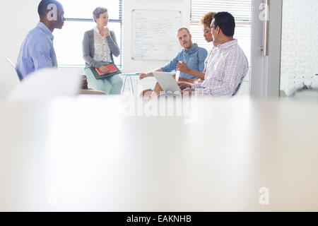 Un gruppo di persone di affari con sale riunioni in moderno in office Foto Stock