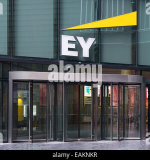 Sportello anteriore degli uffici di EY, Ernst & Young, maggiormente a Londra con il loro logo sopra Foto Stock