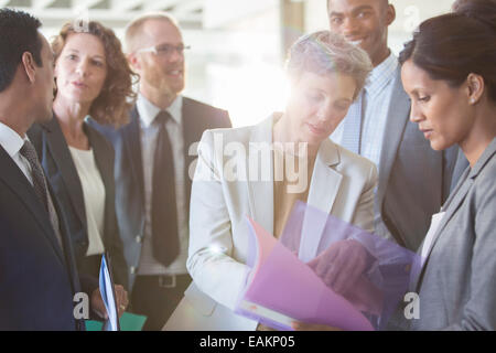 Team di Office la condivisione di documenti in riunione Foto Stock