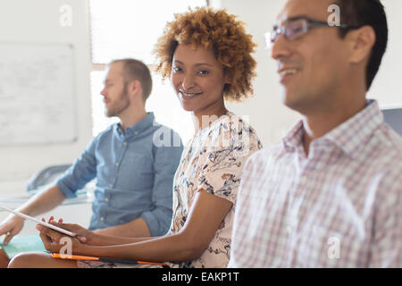 Persone aventi una riunione in ufficio Foto Stock