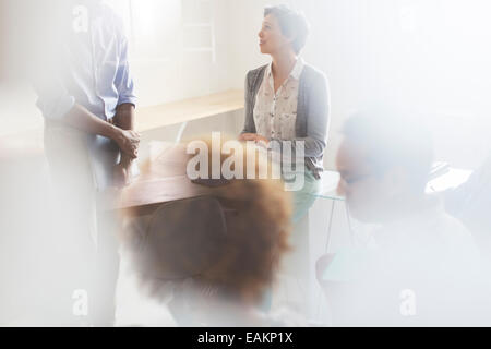 Persone aventi una riunione in ufficio Foto Stock