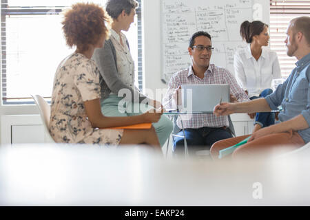 Persone aventi una riunione in ufficio Foto Stock