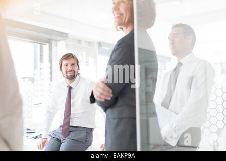 Persone aventi una riunione in ufficio moderno Foto Stock