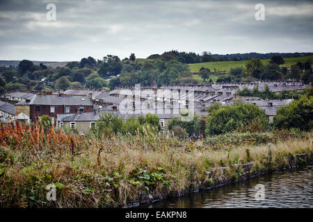 Tetti di case a schiera a Burnley dal canale di Leeds e Liverpool Foto Stock