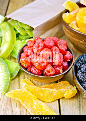 Di ciliegie candite e altri frutti in vaso a bordo Foto Stock