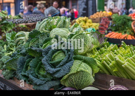 Una selezione di verdure un prezzo alto e visualizzati su un mercato in stallo tra cui Cavoli, cavolfiori e sedano Foto Stock