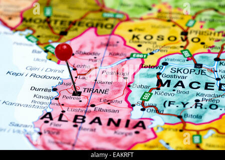 Tirane imperniata su una mappa di Europa Foto Stock