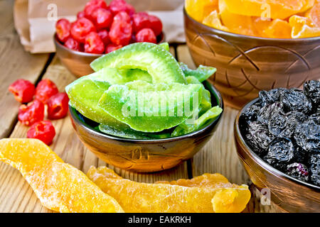 I canditi di pomelo e altri frutti in un recipiente a bordo Foto Stock