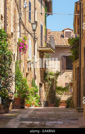 Sunny strade di città italiana a Pienza in Toscana Foto Stock