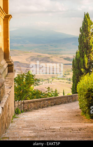 Sunny strade di città italiana a Pienza in Toscana Foto Stock