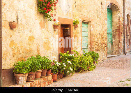 Sunny strade di città italiana a Pienza in Toscana Foto Stock