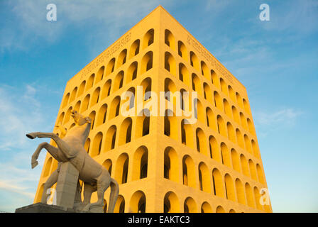 Palazzo della Civiltà Italiana (1943), EURO governo e il quartiere finanziario, Roma, Italia Foto Stock