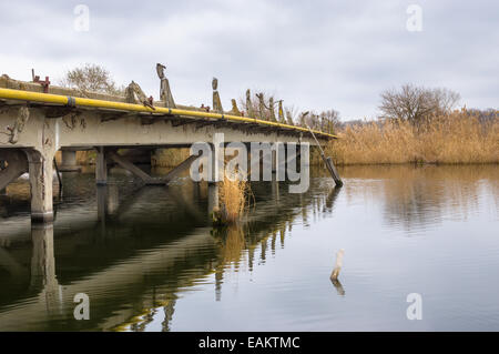 Vecchio rovinato ponte sul fiume di piccole dimensioni Foto Stock