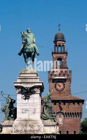 L'Italia, Lombardia, Milano, Piazza Cairoli Piazza Giuseppe Garibaldi statua sullo sfondo il Castello Sforzesco Foto Stock