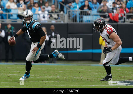 Charlotte, NC, Stati Uniti d'America. Xvi Nov, 2014. Carolina Panthers quarterback Cam Newton #1 scompone come falchi di Atlanta fuori linebacker Kroy Biermann #71 persegue in un gioco di NFL di Bank of America Stadium il 16 novembre 2014 a Charlotte, NC. I falchi sconfitto le pantere 109-17. Margaret Bowles/CSM/Alamy Live News Foto Stock