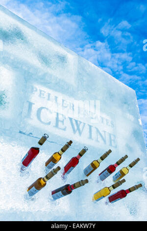 Canada, Ontario, Niagara-on-the-Lake, mostra di bottiglie di icewine in scultura di ghiaccio presso la Peller Estates Winery Foto Stock