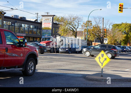 Strada trafficata di intersezione al rush hour saskatoon Saskatchewan Canada Foto Stock