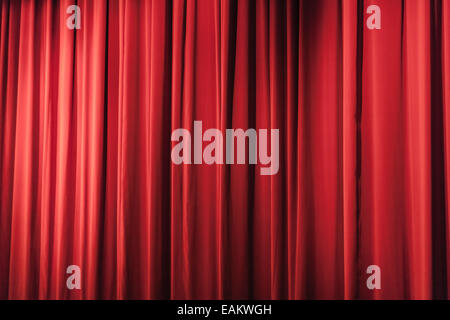 Un rosso chiuso sipario di un palcoscenico di un teatro di piccole dimensioni Foto Stock