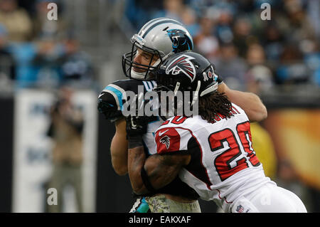 Charlotte, NC, Stati Uniti d'America. Xvi Nov, 2014. Atlanta Falcons libero di sicurezza Dwight Lowery #20 affronta Carolina Panthers stretto fine Greg Olsen #88 in un gioco di NFL di Bank of America Stadium il 16 novembre 2014 a Charlotte, NC. I falchi sconfitto le pantere 19-17. Margaret Bowles/CSM/Alamy Live News Foto Stock