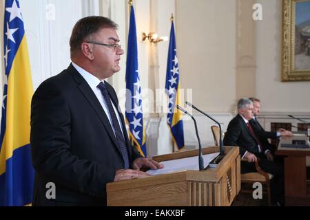 Sarajevo, Bosnia Erzegovina. 17 Nov, 2014. Il neo eletto membro della Presidenza della Bosnia ed Erzegovina Mladen Ivanic offre un discorso durante la cerimonia di inaugurazione nel Palazzo Presidenziale a Sarajevo, Bosnia Erzegovina, il nov. 17, 2014. © Haris Memija/Xinhua/Alamy Live News Foto Stock