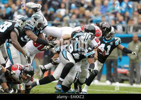 Charlotte, NC, Stati Uniti d'America. Xvi Nov, 2014. Atlanta Falcons running back Steven Jackson #39 salti per un primo verso il basso in un gioco di NFL contro la Carolina Panthers presso la Bank of America Stadium il 16 novembre 2014 a Charlotte, NC. I falchi sconfitto le pantere 19-17. Margaret Bowles/CSM/Alamy Live News Foto Stock