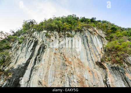 Exotic alte scogliere di calcare in montagna la diga di Ratchaprapha, Khao Sok National Park, Surat Thani Provincia, Thailandia ( Guili Foto Stock