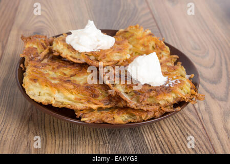 Frittelle di patate - draniki - con panna acida - il piatto nazionale di ucraini e bielorussi cucina Foto Stock