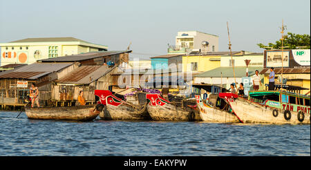 Il mercato galleggiante di Phong Dien sul fiume Hua nel Delta del Mekong del Vietnam. Foto Stock