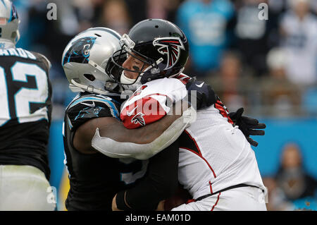 Charlotte, NC, Stati Uniti d'America. Xvi Nov, 2014. Carolina Panthers difensivo fine Charles Johnson #95 sacchi Atlanta Falcons quarterback Matt Ryan #2 presso la Bank of America Stadium il 16 novembre 2014 a Charlotte, NC. I falchi sconfitto le pantere 19-17. Margaret Bowles/CSM/Alamy Live News Foto Stock