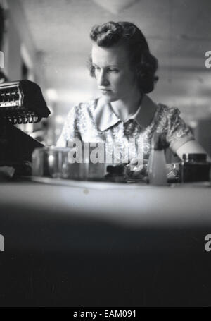 anni '1940, immagine storica che mostra una giovane donna a una scrivania con una macchina da scrivere. Foto Stock