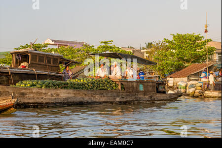 Il mercato galleggiante di Phong Dien sul fiume Hua nel Delta del Mekong del Vietnam. Foto Stock