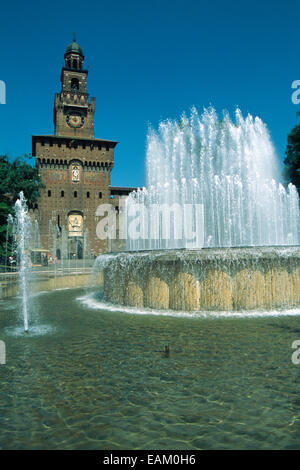 L'Italia, Lombardia, Milano Castello Sforzesco, Fontana Foto Stock