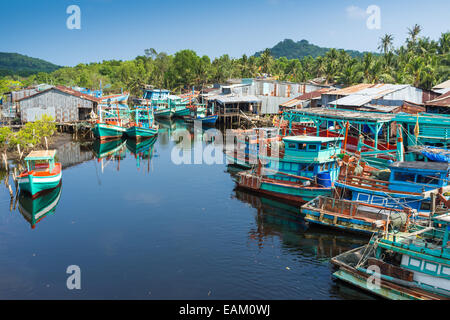 Barche da pesca su un fiume nel sud dell'isola di Phu Quoc Vietnam Foto Stock