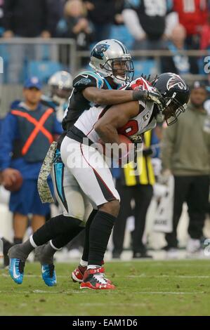 Charlotte, NC, Stati Uniti d'America. Xvi Nov, 2014. Carolina Panthers cornerback Antoine Cason #20 affronta Atlanta Falcons wide receiver Roddy White #84 dopo un passaggio ricezione presso la Bank of America Stadium il 16 novembre 2014 a Charlotte, NC. I falchi sconfitto le pantere 19-17. Margaret Bowles/CSM/Alamy Live News Foto Stock