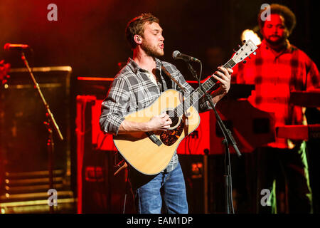 Durham, North Carolina, Stati Uniti d'America. 2° Nov, 2014. Music Artista PHILLIP PHILLIPS porta il suo Tour 2014 alla Durham Performing Arts Center di Durham, NC. Phillip LaDon Phillips, Jr. (sopportato il 20 settembre 1990) è un cantante americano-cantautore che ha vinto la undicesima stagione di American Idol il 23 maggio 2012. © Andy Martin Jr./ZUMA filo/Alamy Live News Foto Stock