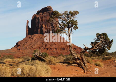 Monument Valley sulla riserva nazionale Navajo al confine tra Arizona e Utah. Foto Stock