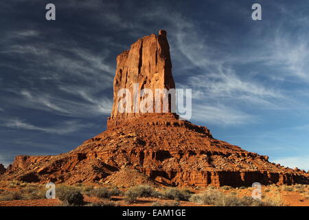 Monument Valley sulla riserva nazionale Navajo al confine tra Arizona e Utah. Foto Stock