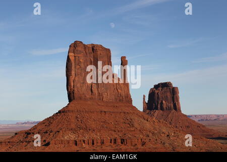 Monument Valley sulla riserva nazionale Navajo al confine tra Arizona e Utah. Foto Stock