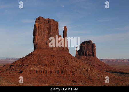 Monument Valley sulla riserva nazionale Navajo al confine tra Arizona e Utah. Foto Stock