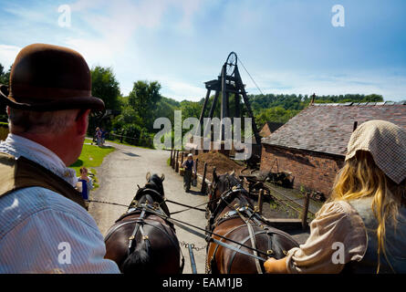 Giro in carrozza a Blists Hill cittadina vittoriana open air museum Madeley Telford Shropshire REGNO UNITO gestito da Ironbridge Gorge Museum Trust Foto Stock