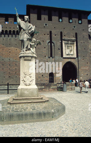 Lombardia, Milano, Castello Sforzesco, Cortile, statua in marmo di San Giovanni di Nepomuk Foto Stock