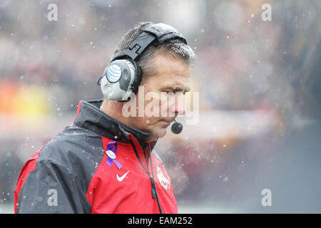 Minneapolis, Minn. Xv Nov, 2014. Ohio State Buckeyes head coach Urban Meyer è mostrato durante il NCAA Football gioco tra le Università del Minnesota i Gopher e la Ohio State Buckeyes a TCF Bank Stadium di Minneapolis, Minn. Ohio State sconfitto Minnesota 31 - 24. © csm/Alamy Live News Foto Stock