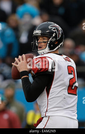 Charlotte, NC, Stati Uniti d'America. Xvi Nov, 2014. Atlanta Falcons quarterback Matt Ryan #2 sembra downfield per un ricevitore in un gioco di NFL contro la Carolina Panthers Bank of America Stadium il 16 novembre 2014 a Charlotte, NC. I falchi sconfitto le pantere 19-17. Margaret Bowles/CSM/Alamy Live News Foto Stock