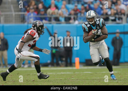 Charlotte, NC, Stati Uniti d'America. Xvi Nov, 2014. Carolina Panthers estremità strette ed Dickson #84 restituisce un calcio di inizio in un gioco di NFL contro i falchi di Atlanta presso la Bank of America Stadium il 16 novembre 2014 a Charlotte, NC. I falchi sconfitto le pantere 19-17. Margaret Bowles/CSM/Alamy Live News Foto Stock